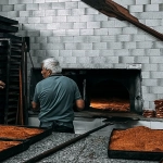 Командная работа на кухне региональных поваров за приготовлением блюд
