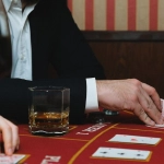 Блэкджек и гастрономия казино с изысканными блюдами за игровым столом